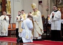  Bp Andrzej Czaja wyświęcił ośmiu nowych księży