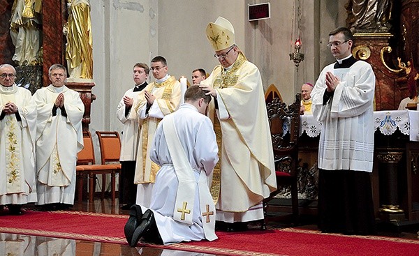  Bp Andrzej Czaja wyświęcił ośmiu nowych księży