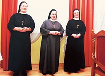 Od lewej stoją: siostra Ewangelista,  siostra Pawła i siostra Kordiana
