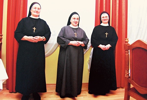  Od lewej stoją: siostra Ewangelista,  siostra Pawła i siostra Kordiana