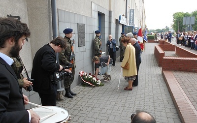 Składanie kwiatów przed tablicą pamiątkową poświęconą żołnierzom 37 pp