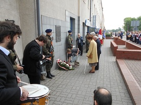 Składanie kwiatów przed tablicą pamiątkową poświęconą żołnierzom 37 pp