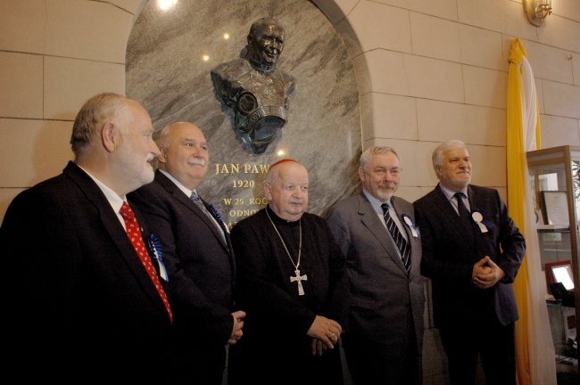 Tablica Jana Pawła II w magistracie