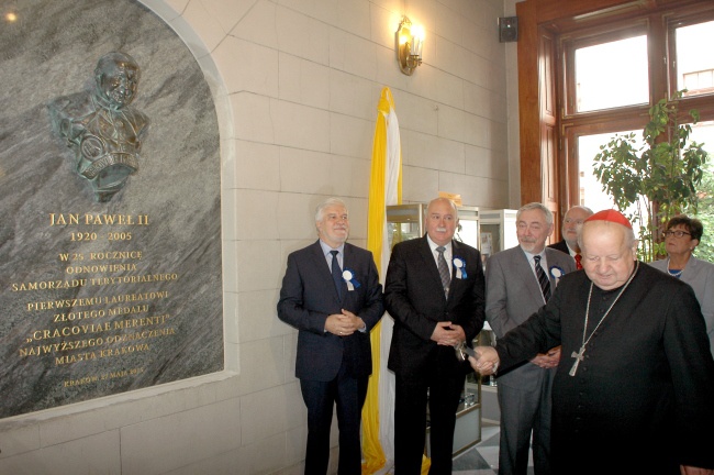 Tablica Jana Pawła II w magistracie