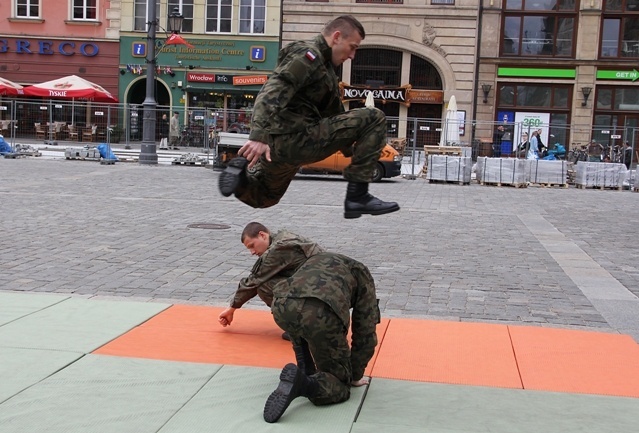 ​Poduszkowce, kombinezony, karabiny i roboty