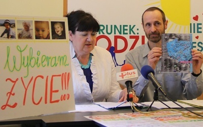 Mapkę, na której zaznaczono miejscowości w Polsce, w których organizowane są Marsze dla Życia i Rodziny, pokazuje Robert Dominiczak. Obok Małgorzata Górka