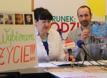 Mapkę, na której zaznaczono miejscowości w Polsce, w których organizowane są Marsze dla Życia i Rodziny, pokazuje Robert Dominiczak. Obok Małgorzata Górka