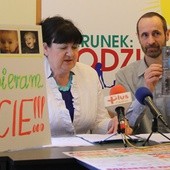 Mapkę, na której zaznaczono miejscowości w Polsce, w których organizowane są Marsze dla Życia i Rodziny, pokazuje Robert Dominiczak. Obok Małgorzata Górka