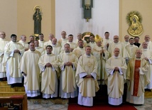 Wspólna fotografia jubilatów z biskupami Henrykiem Tomasikiem i Piotrem Turzyńskim po zakończonej Mszy św.