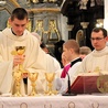 Nowo wyświęceni kapłani diecezji łowickiej - ks. Łukasz Gawrzydek (po lewej) i ks. Tomasz Stępniak