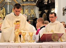 Nowo wyświęceni kapłani diecezji łowickiej - ks. Łukasz Gawrzydek (po lewej) i ks. Tomasz Stępniak