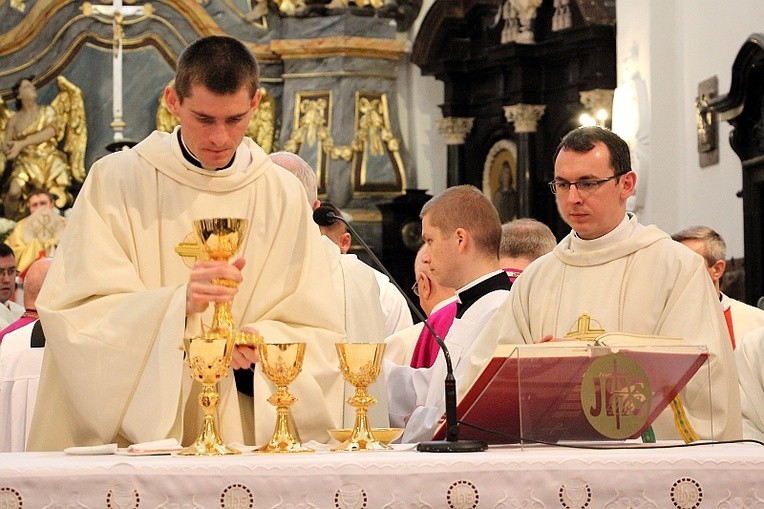 Nowo wyświęceni kapłani diecezji łowickiej - ks. Łukasz Gawrzydek (po lewej) i ks. Tomasz Stępniak