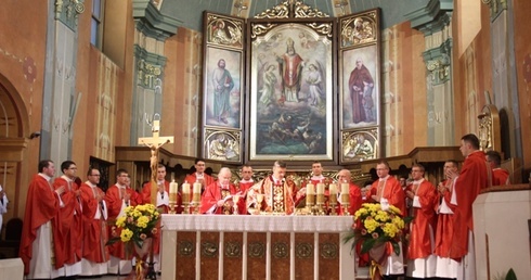 Neoprezbiterzy podczas Eucharystii w katedrze św. Mikołaja