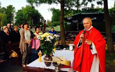 Ks. Bogumił Karp poświęcił nowy krzyż i odprawił przy nim Mszę św.