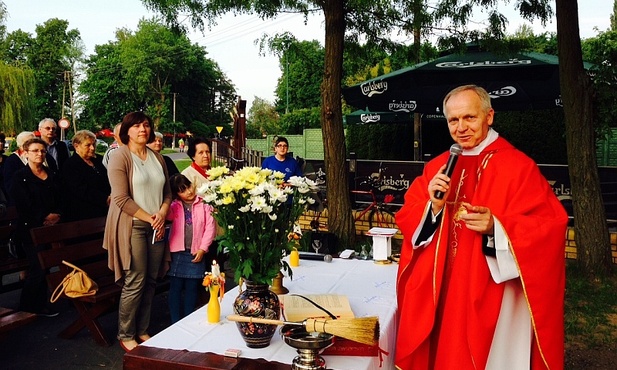 Ks. Bogumił Karp poświęcił nowy krzyż i odprawił przy nim Mszę św.