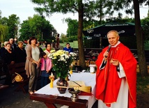 Ks. Bogumił Karp poświęcił nowy krzyż i odprawił przy nim Mszę św.