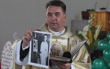 Ks. Grzegorz opowiadał dzieciom o I Komunii św. Karola Wojtyły
