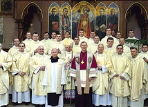 Do wspólnej fotografii przy ołtarzu pięciu kapłanów – męczenników radomskich okresu II wojny światowej – neoprezbiterzy stanęli z biskupami i członkami Zarządu WSD w Radomiu