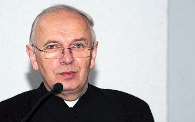  Ks. Stanisław Łabendowicz prowadził obrady sympozjum poświęconego bp. Edwardowi Materskiemu