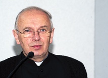  Ks. Stanisław Łabendowicz prowadził obrady sympozjum poświęconego bp. Edwardowi Materskiemu