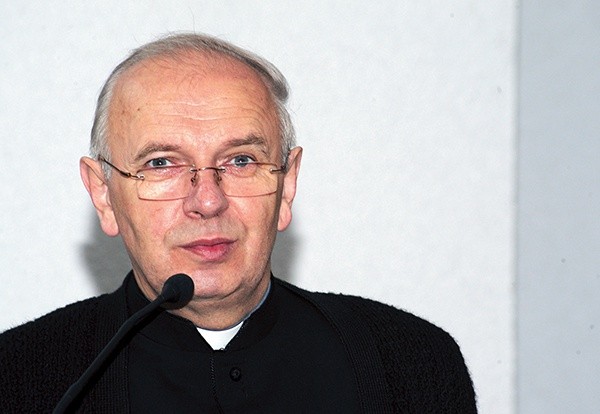  Ks. Stanisław Łabendowicz prowadził obrady sympozjum poświęconego bp. Edwardowi Materskiemu