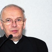  Ks. Stanisław Łabendowicz prowadził obrady sympozjum poświęconego bp. Edwardowi Materskiemu