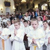  Dzieci uczestniczące w Mszy św. w sanktuarium