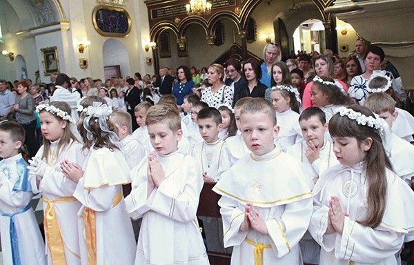  Dzieci uczestniczące w Mszy św. w sanktuarium