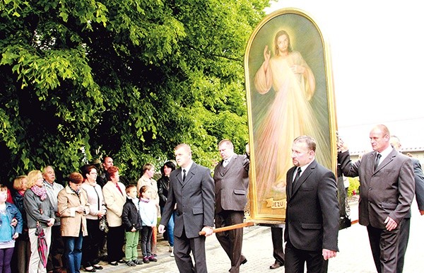  Procesja do kościoła w Zawadzie 