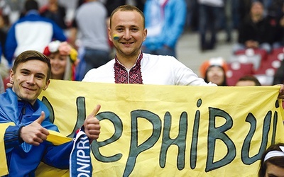 W Warszawie „Dnipro” dopingowali zarówno kibice z zachodniej Ukrainy (z transparentem Czerniowce),  jak i ze wschodniej (z szalikiem Dniepropietrowska)