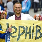 W Warszawie „Dnipro” dopingowali zarówno kibice z zachodniej Ukrainy (z transparentem Czerniowce),  jak i ze wschodniej (z szalikiem Dniepropietrowska)
