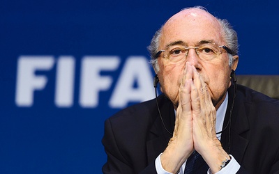 Sepp Blatter po raz piąty został wybrany na prezesa Międzynarodowej Federacji Piłki Nożnej. Niewiele wielkich organizacji na świecie jest obecnie dowodzonych przez tak kontrowersyjną, a zarazem utalentowaną osobę