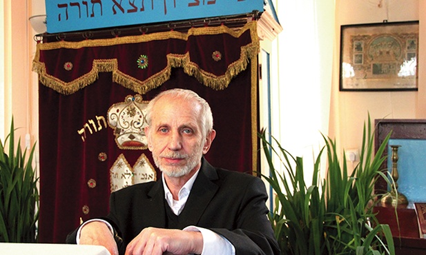  Jerzy Kichler przed Aron ha-kodesz w Domu Modlitwy Synagogi pod Białym Bocianem 