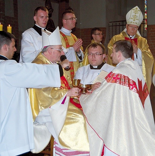 30 maja w katedrze św. Mikołaja bp Jacek Jezierski pierwszy raz udzielił święceń kapłańskich