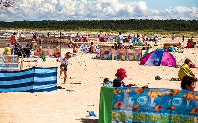 Ośrodek w Mikoszewie oddalony jest  o ok. 2 km od plaży w Stegnie