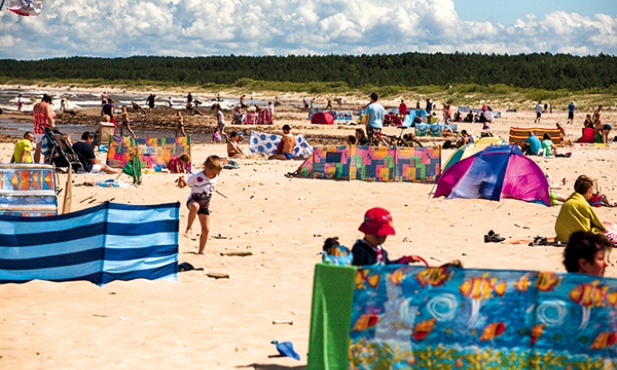 Ośrodek w Mikoszewie oddalony jest  o ok. 2 km od plaży w Stegnie