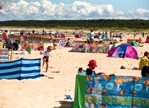 Ośrodek w Mikoszewie oddalony jest  o ok. 2 km od plaży w Stegnie