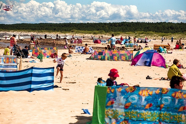 Ośrodek w Mikoszewie oddalony jest  o ok. 2 km od plaży w Stegnie