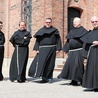 Od lewej, br. Łukasz Waszkielis OFM, o. Wiesław Przybysz OFM, o. Grzegorz Piśko OFM, o. Bartłomiej Markiewicz OFM, o. Ferdynand Zwolak OFM