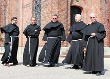 Od lewej, br. Łukasz Waszkielis OFM, o. Wiesław Przybysz OFM, o. Grzegorz Piśko OFM, o. Bartłomiej Markiewicz OFM, o. Ferdynand Zwolak OFM