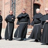 Od lewej, br. Łukasz Waszkielis OFM, o. Wiesław Przybysz OFM, o. Grzegorz Piśko OFM, o. Bartłomiej Markiewicz OFM, o. Ferdynand Zwolak OFM