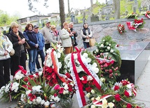  Delegacja z Rzeczycy na grobie, w którym spoczywa serce Józefa Piłsudskiego, zapaliła znicz