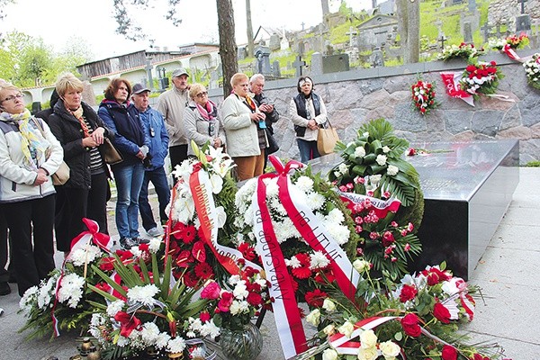  Delegacja z Rzeczycy na grobie, w którym spoczywa serce Józefa Piłsudskiego, zapaliła znicz