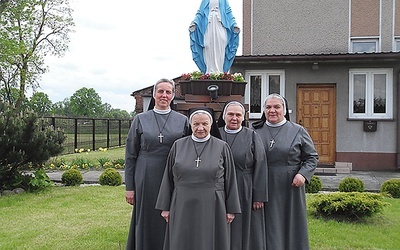  W Piątku siostry orionistki prowadzą katechezę i robią, co w ich mocy, by przyciągnąć młodzież i dorosłych do Boga i Kościoła