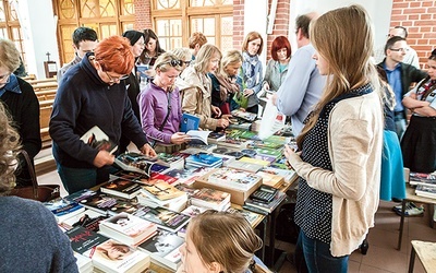  W przerwach można było kupić książki i inne materiały  oraz porozmawiać z prelegentami