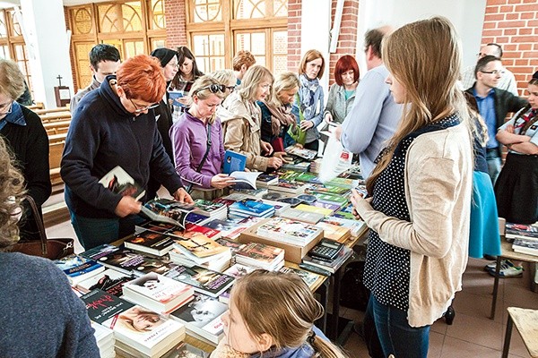  W przerwach można było kupić książki i inne materiały  oraz porozmawiać z prelegentami