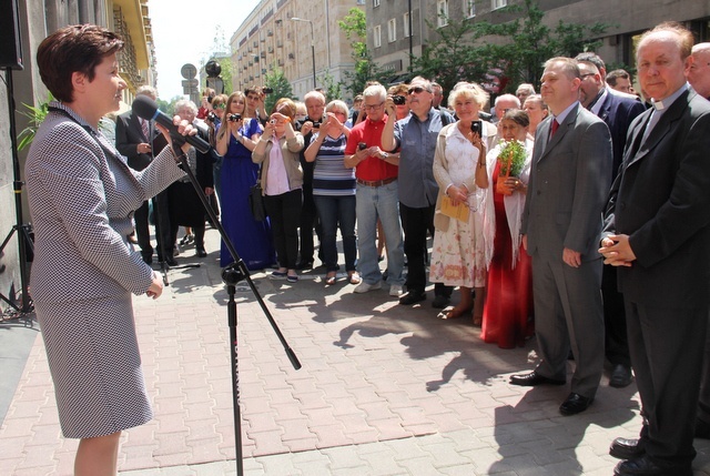 Tablica upamiętniająca ks. Twardowskiego