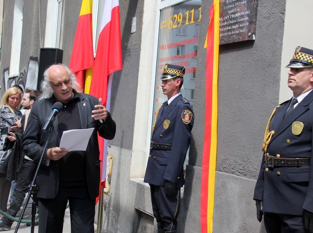 Tablica upamiętniająca ks. Twardowskiego