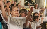 Młodzi misjonarze ze Skoczowa zapraszali do wspólnego śipewania wszystkcih parafian i gości
