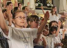 Młodzi misjonarze ze Skoczowa zapraszali do wspólnego śipewania wszystkcih parafian i gości